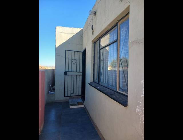 6 BEDROOM HOUSE FOR SALE IN ISIPHETWENI